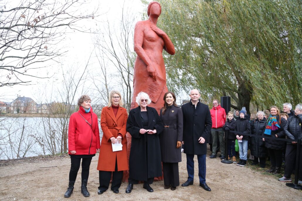 Hendes Majestæt Dronning Mary afslører nyt monument for grevinde Danner