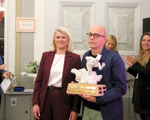 Forfatter Niels Frank modtager Danners Ærespris for at sætte fokus på pårørendes rolle ved partnerdrab