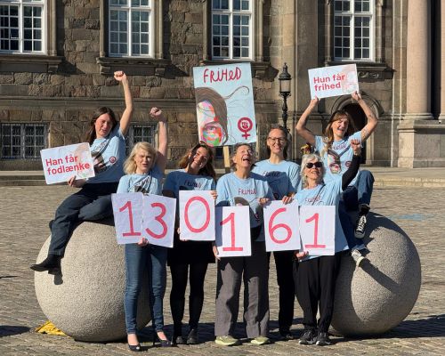 Danner fejrer vedtagelsen af ordningen med den omvendte fodlænke foran Christiansborg