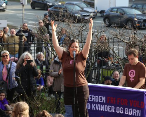 Jada optræder foran Dannerhuset i anledning af 8. marts