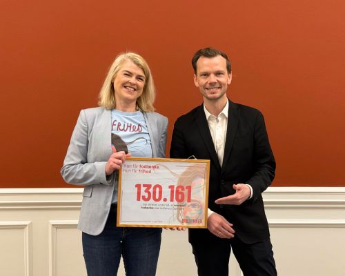 Direktør i Danner, Mette Marie Yde, overrækker underskrifter til justitsminister, Peter Hummelgaard